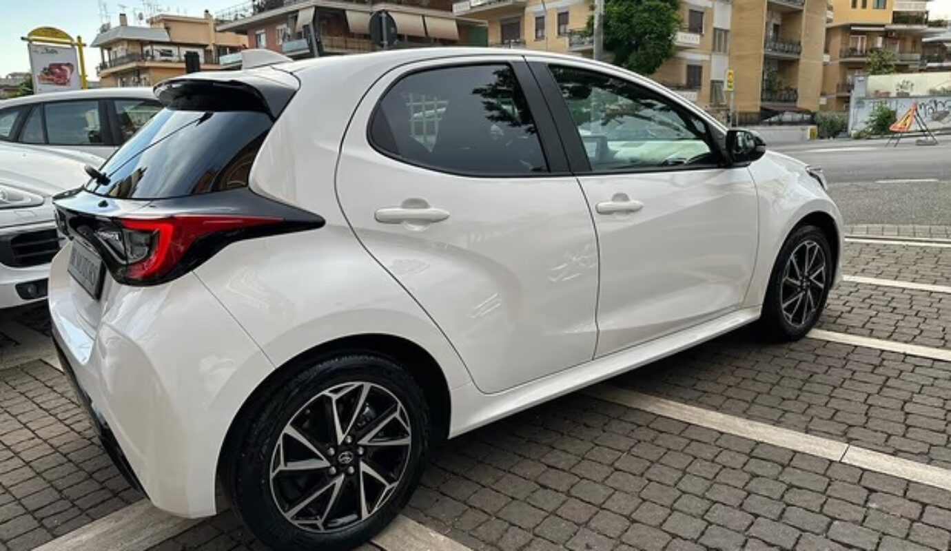 Toyota Yaris 1.5 Hybrid Lounge – COME NUOVA