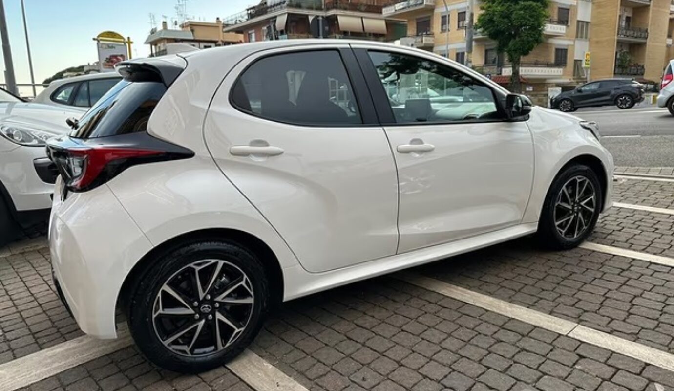 Toyota Yaris 1.5 Hybrid Lounge – COME NUOVA