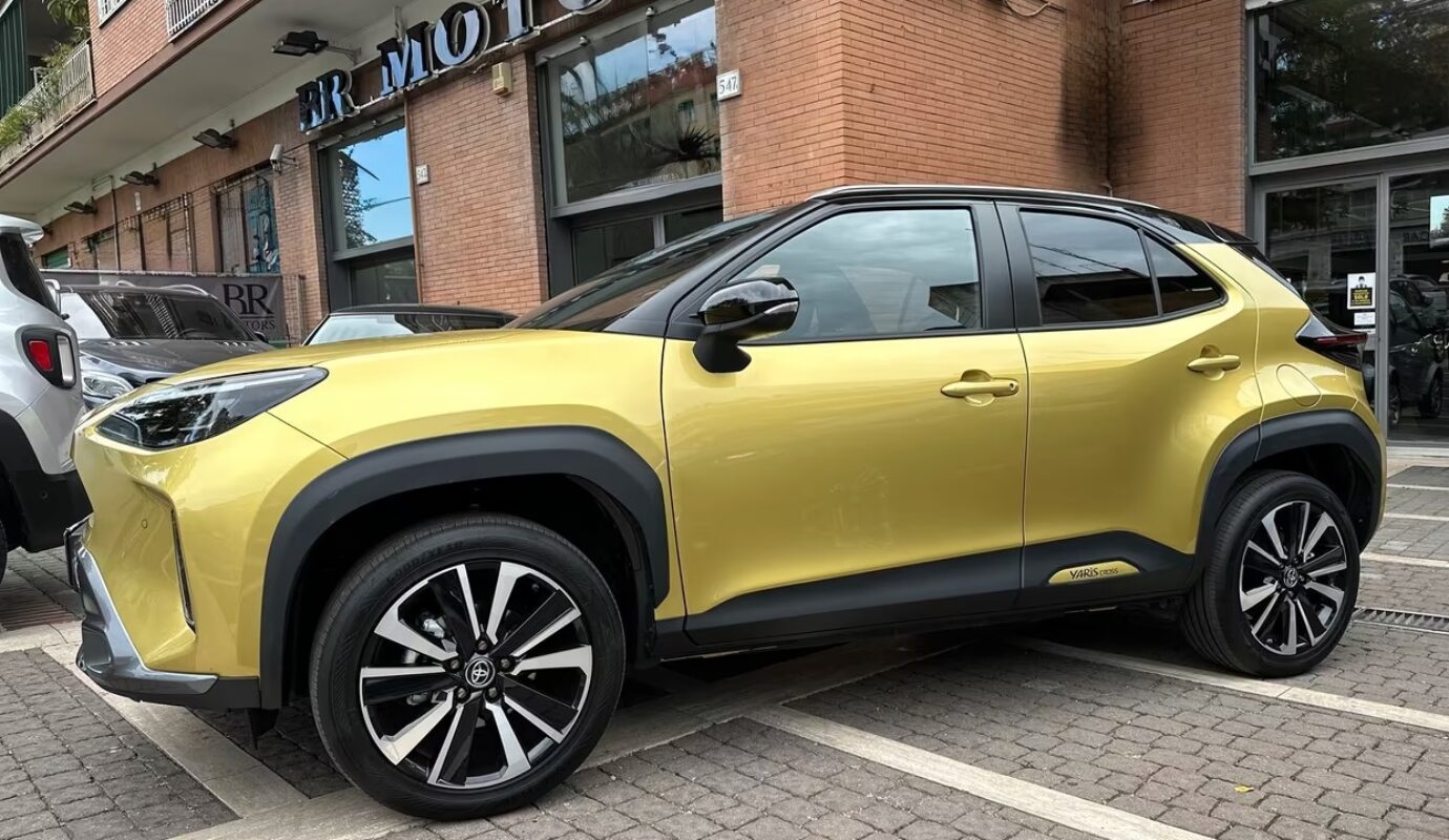 Toyota Yaris Cross 1.5 Hybrid AWD-i Premiere – !!