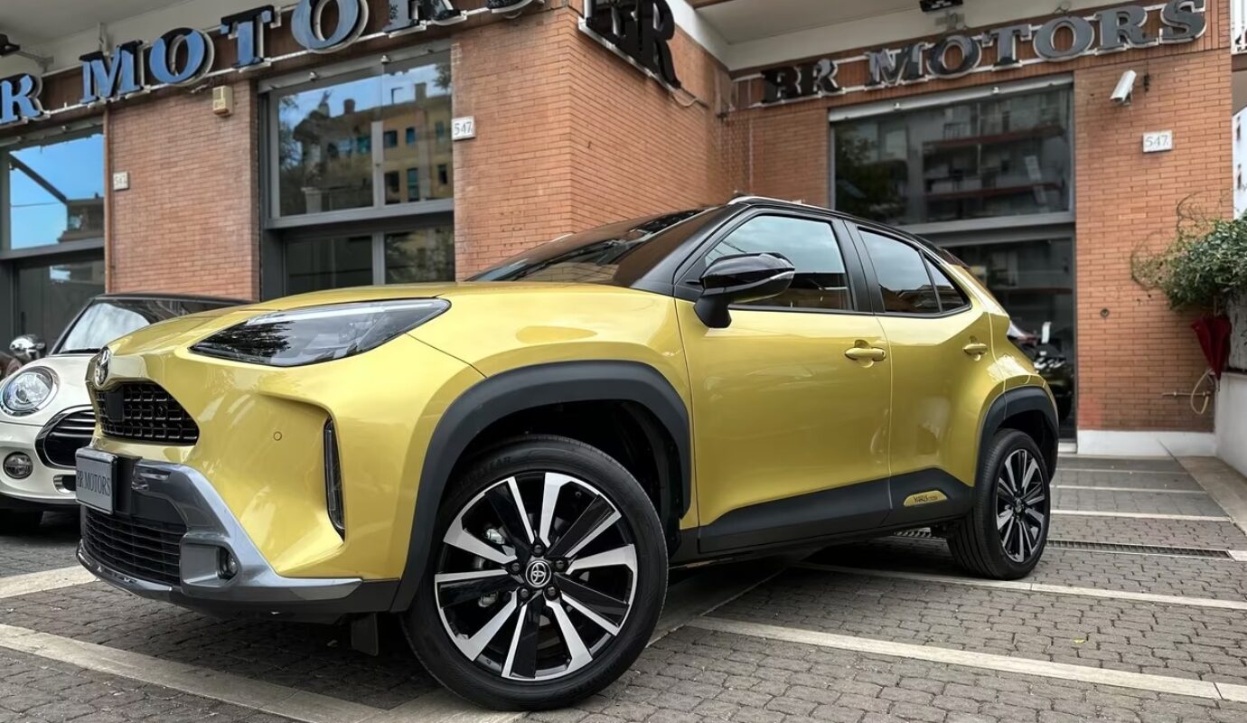 Toyota Yaris Cross 1.5 Hybrid AWD-i Premiere – !!