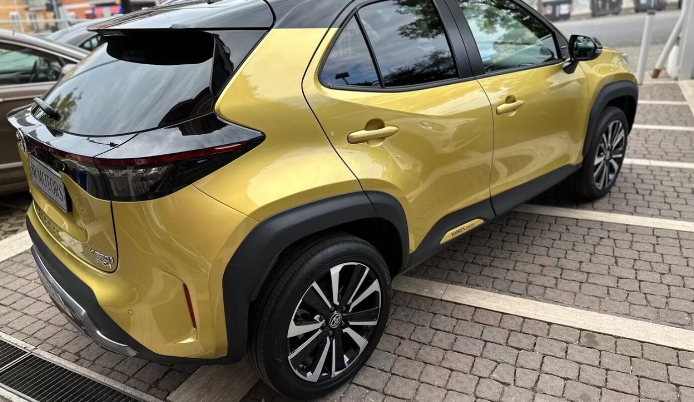 Toyota Yaris Cross 1.5 Hybrid AWD-i Premiere – !!