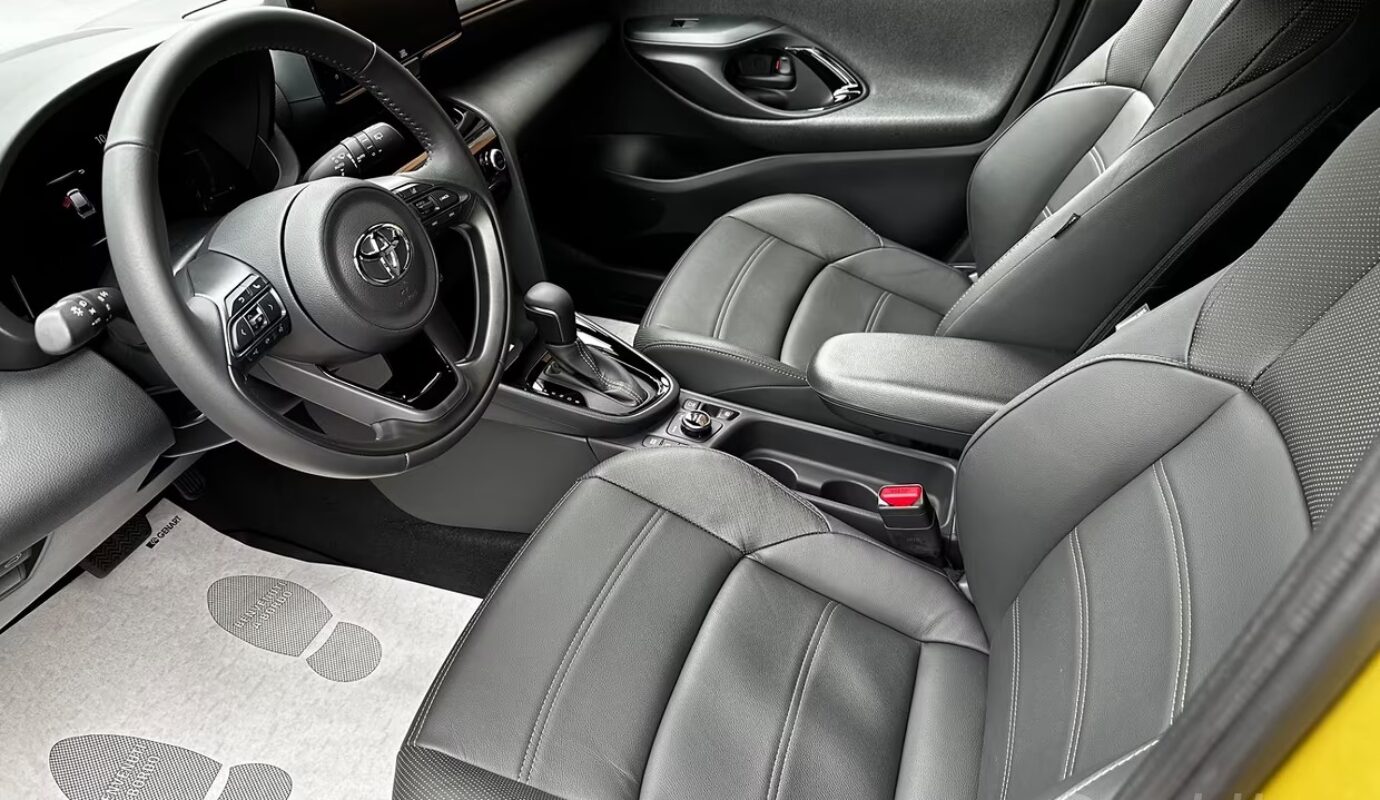 Toyota Yaris Cross 1.5 Hybrid AWD-i Premiere – !!