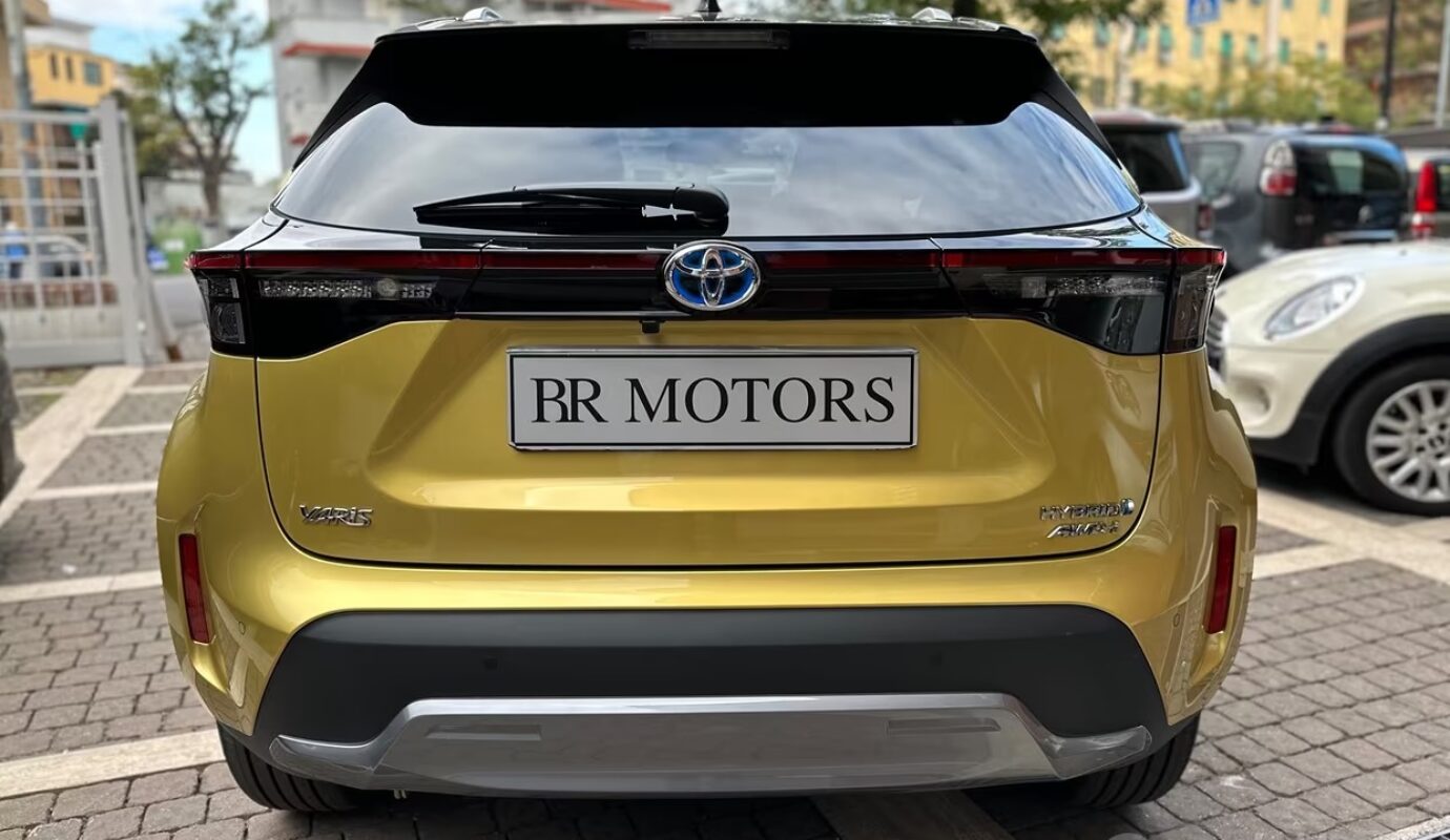 Toyota Yaris Cross 1.5 Hybrid AWD-i Premiere – !!