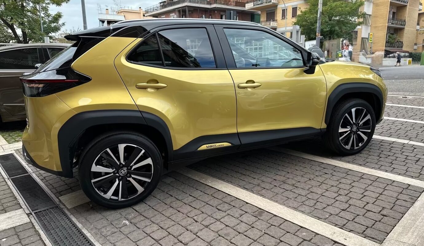 Toyota Yaris Cross 1.5 Hybrid AWD-i Premiere – !!